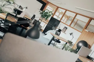 Mehrere Arbeitsplätze in einem Großraumbüro