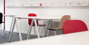 Mehrere Arbeitsplätze in einem Großraumbüro