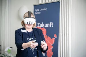Frau testet im Digital Learning Campus eine VR-Brille.