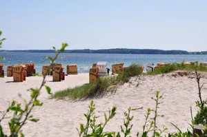 Sandstrand an der Ostsee mit mehreren Strandkörben
